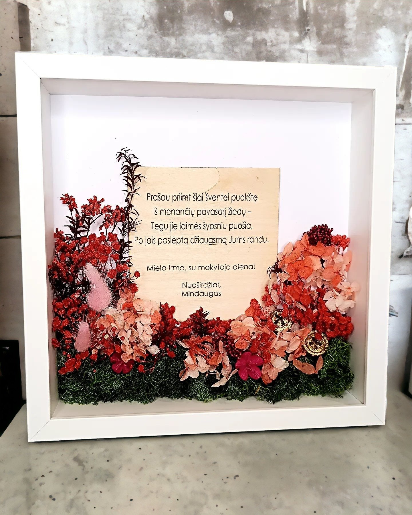 Raudonų gėlių dovana